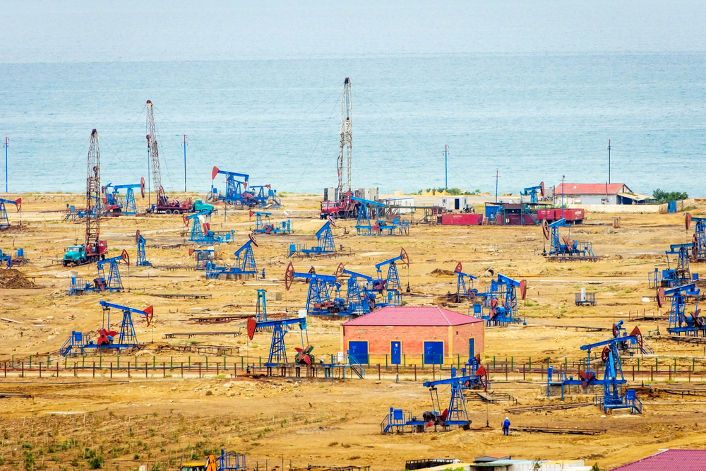 Pozzi di petrolio sul Mar Caspio nei pressi di Baku (foto ©Ana Flasker/Shutterstock)