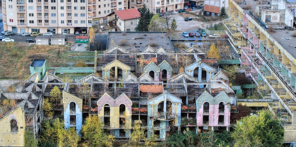 Sarajevo, 2011, edifici distrutti durate il conflitto degli anni '90 - © akturer/Shutterstock