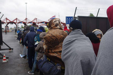 Profughi in attesa, al confine - foto di © Stefano Lusa.jpg