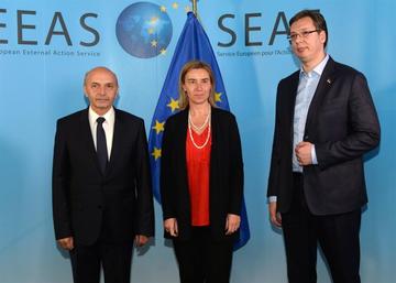 Il premier kosovaro Isa Mustafa e il premier serbo Aleksandar Vučić con l'alto rappresentante UE Federica Mogherini