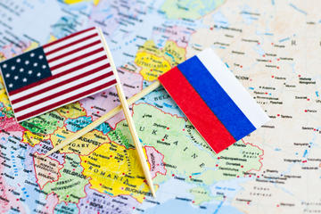 Una grafica con la bandiera Usa e quella russa