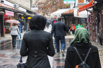 Persone che passeggiano nel centro di Sarajevo © Omri Eliyahu/Shutterstock