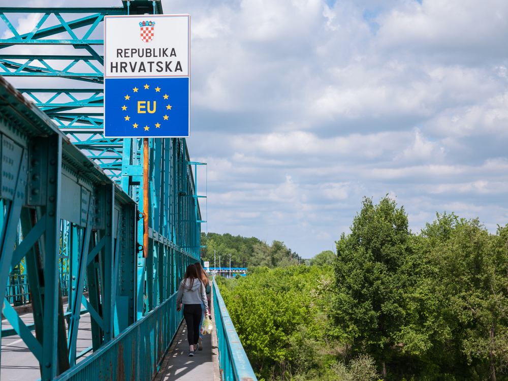 Cartello che indica l'ingresso nell'Ue al confine tra Croazia e Bosnia Erzegovina - © BalkansCat/Shutterstock