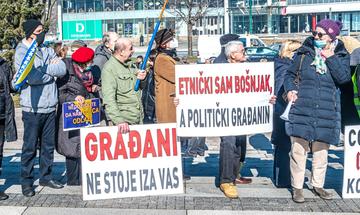 Sarajevo 2022 - Gruppo di cittadini protesta contro la  legge elettorale © Wirestock Creators/Shutterstock (I cittadini non stanno con voi - Etnicamente sono bosgnacco ma politicamente sono un cittadino)