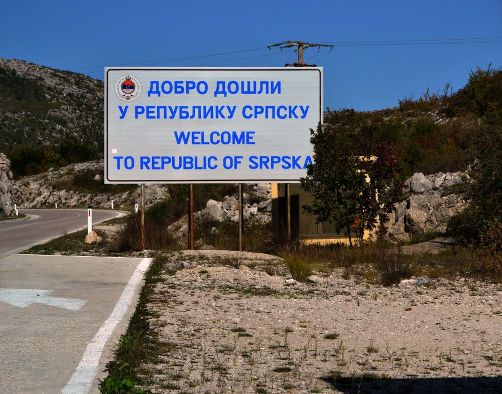 Un cartello segnala l'ingresso nell'area amministrativa dell'Entità della Republika Srpska, in Bosnia Erzegovina - © SariMe/Shutterstock