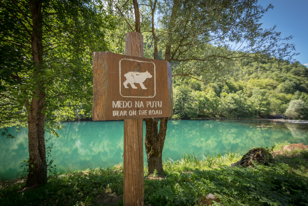 Segnaletica lungo il corso del fiume Una, in Bosnia Erzegovina - © Jasmin Mesic/Shutterstock