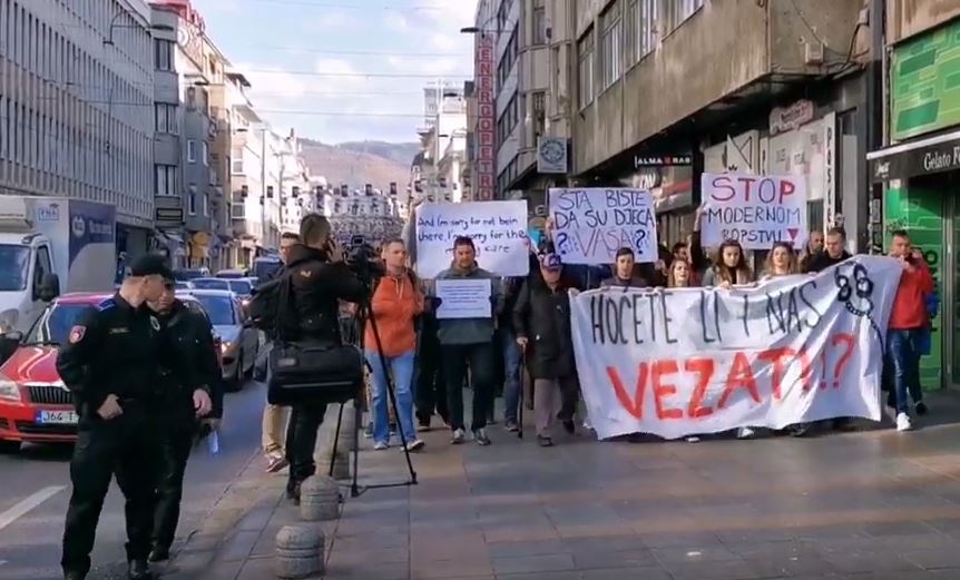 Proteste cittadine dopo lo scandalo di Pazarić (foto youtube)