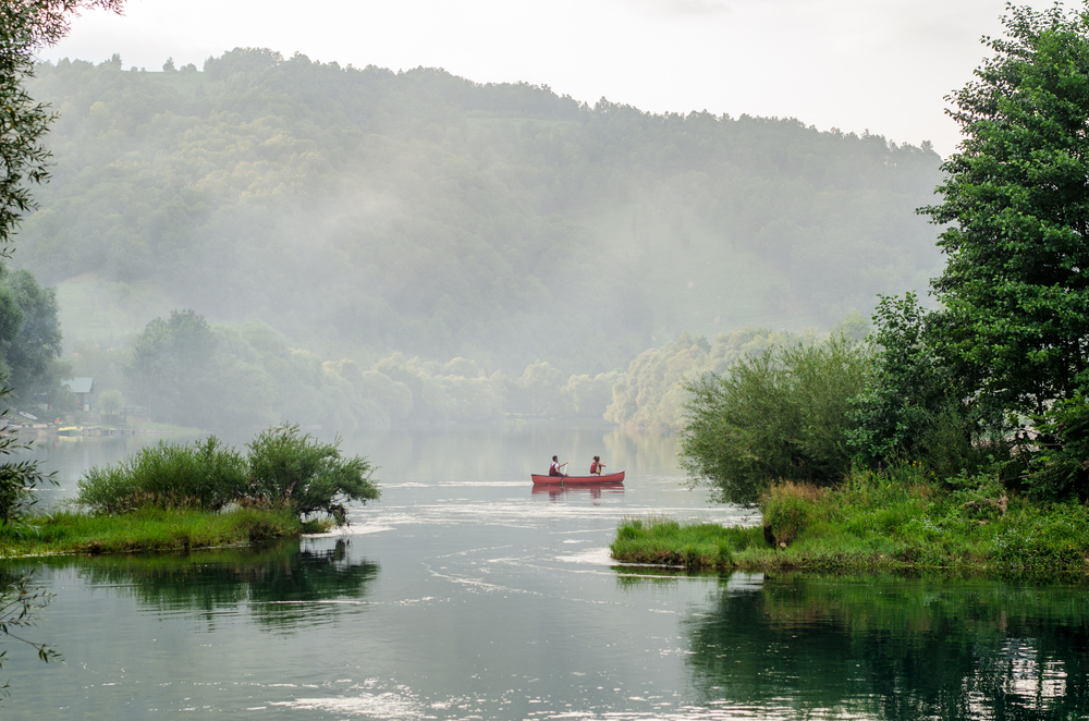 Una canoa lungo il fiume Una, Bosnia Erzegovina (Adnan Vejzovic/Shutterstock) Una canoa lungo il fiume Una, Bosnia Erzegovina (Adnan Vejzovic/Shutterstock)