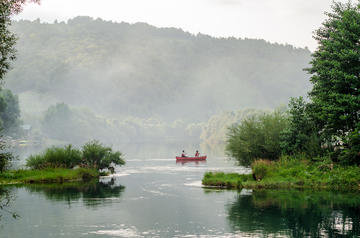 Una canoa lungo il fiume Una, Bosnia Erzegovina (Adnan Vejzovic/Shutterstock)