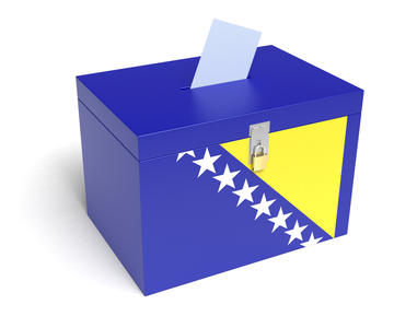 Urna elettorale con bandiera della Bosnia Erzegovina © klenger