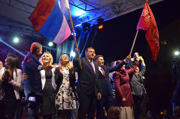 Milorad Dodik con in mano la bandiera della RS (foto di Stanisic Vladimir/Shutterstock)
