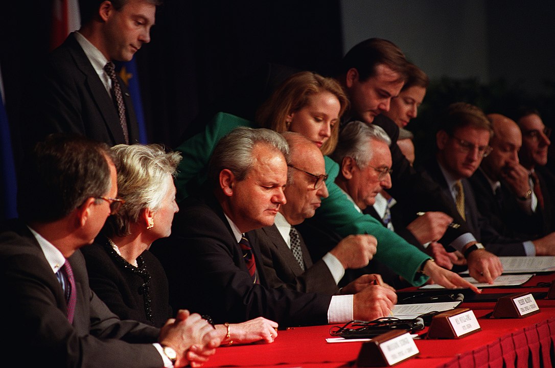 Slobodan Milošević, Alija Izetbegović e Franjo Tuđman durante gli Accordi di Dayton