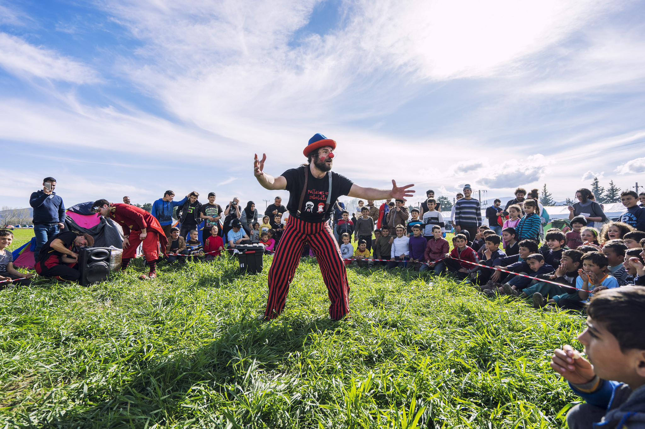 A clown volunteering at the Idomeni camp, 8 March 2016 (Photo Pallasos en Rebeldía, Flickr)