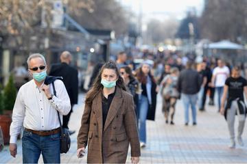 Persone a passeggio con la mascherina nelle strade del centro di Sofia, capitale della Bulgaria - © Circlephoto/Shutterstock
