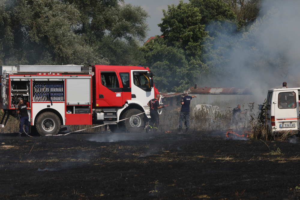 Vigili del fuoco spengono un incendio nei pressi di Sofia © GEORGID/Shutterstock