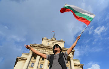Giovane con in mano la bandiera bulgara durante le proste del 2013 © Ju1978/Shutterstock