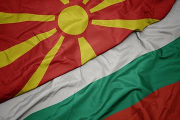 Bandiere di Bulgaria e Macedonia del nord - © esfera/Shutterstock 