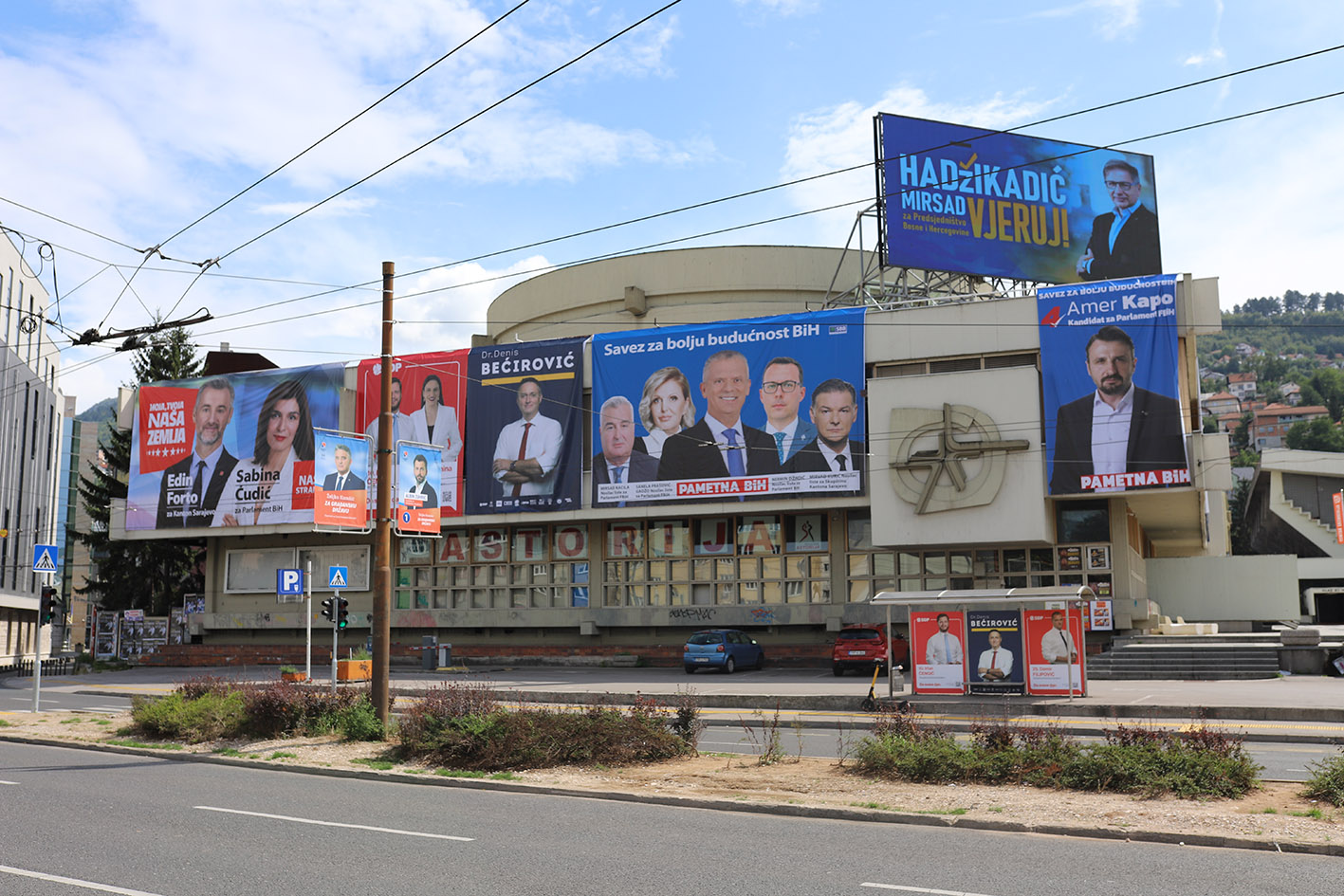 Javne površine u BiH od petka su preplavljene plakatima kandidata uz poruke kojima se obećavaju promjene na bolje - Arman Fazlić