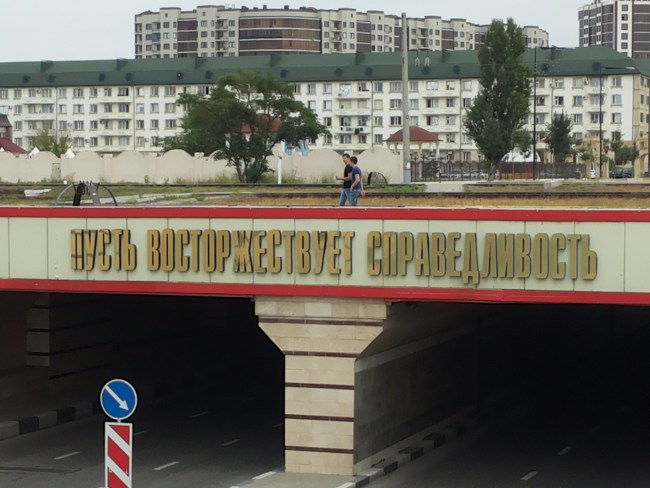 Una scritta in centro a Grozny, "Lascia che la giustizia trionfi" - (Dominik K. Cagara /OC Media)