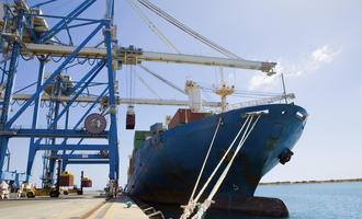 Un cargo nel porto di Limassol, Cipro © sirtravelalot/Shutterstock