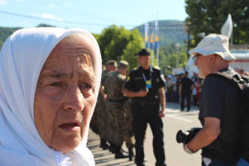 Srebrenica, donna attende le bare - foto di N.Corritore (OBC).jpg