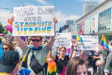 Una manifestazione in Polonia nel giugno del 2022 dove un manifestante alza il cartello "War is not over. Stand with Ukraine" - © Poppy Pix/Shutterstock