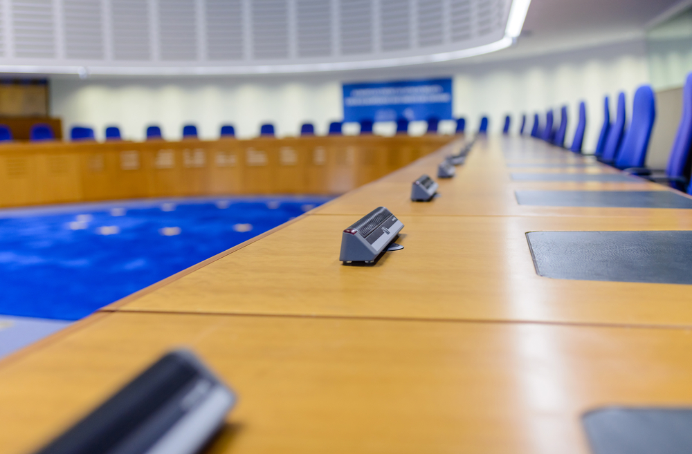 فضای داخلی صندلی دادگاه اروپایی حقوق بشر © اولگ میهایلوف / شاترستوک