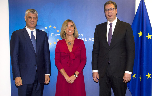 Hashim Thaci, Federica Mogherini, Aleksandar Vucic (foto di European External Action Service) Hashim Thaci, Federica Mogherini, Aleksandar Vucic (foto di European External Action Service)