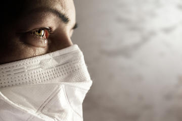 Viso di donna che indossa una mascherina chirurgica © Tomas Ragina/Shutterstock