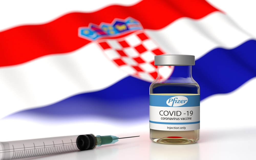 Fiale di vaccino anti covid19, sullo sfndo la bandiera croata (© Orpheus FX/Shiìutterstock)