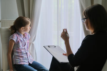 Una psicologa al lavoro con una ragazzina (© VH-studio/Shutterstock)
