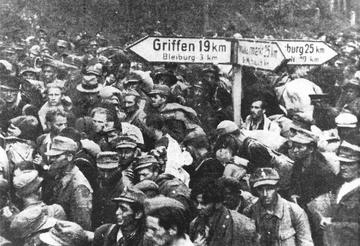 Immagine dell'epoca che ritrare le migliaia di persone che si dirigono verso Bleiburg