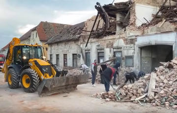 Petrinja, operazioni di soccorso - screenshot da video di 24Sata.jpg