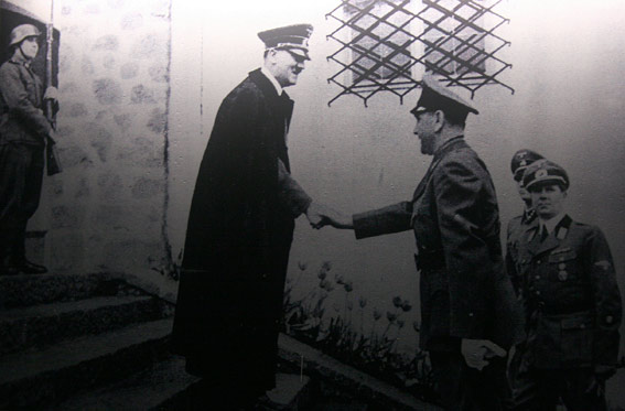 Una fotografia che documenta una stretta di mano tra Adolf Hitler e Ante Pavelić esposta nel museo del memoriale di Jasenovac - foto di Luka Zanoni