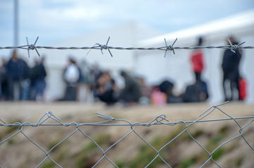 Campo profughi con filo spinato © Ajdin Kamber/Shutterstock