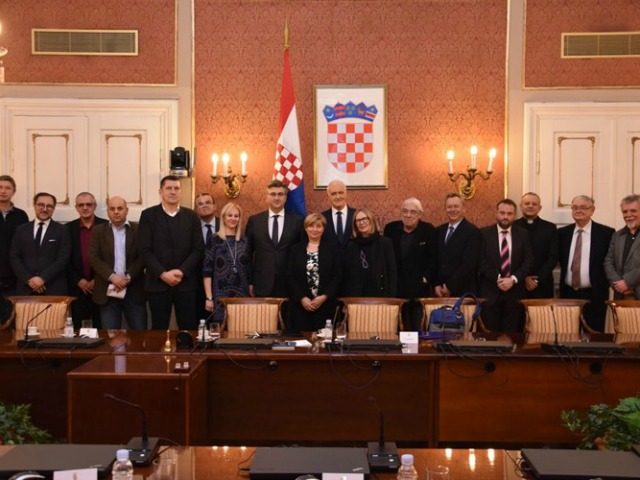 I membri della Commissione con il primo ministro Andrej Plenković (foto Governo croato)