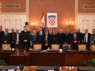 I membri della Commissione con il primo ministro Andrej Plenković (foto Governo croato)