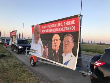Il manifesto gigante di Ravlić a Osijek (foto D. Hedl)