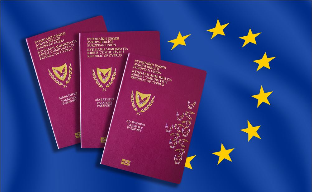 Tre passaporti ciprioti sullo sfondo della bandiera dell'Unione europea - © AlexiaD/Shutterstock Tre passaporti ciprioti sullo sfondo della bandiera dell'Unione europea - © AlexiaD/Shutterstock
