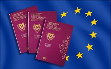 Tre passaporti ciprioti sullo sfondo della bandiera dell'Unione europea - © AlexiaD/Shutterstock