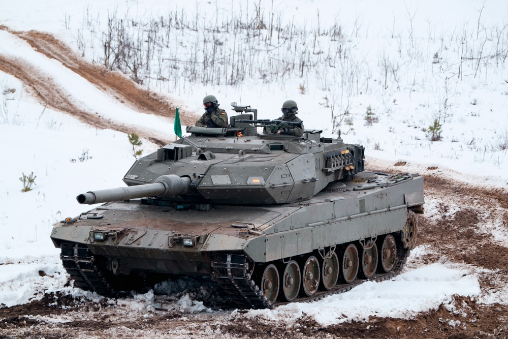 Un Leopard 2 durante un'esercitazione Nato in Lettonia - © Karlis Dambrans/Shutterstock