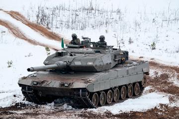 Un Leopard 2 durante un'esercitazione Nato in Lettonia - © Karlis Dambrans/Shutterstock