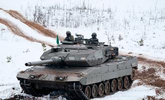 Un Leopard 2 durante un'esercitazione Nato in Lettonia - © Karlis Dambrans/Shutterstock