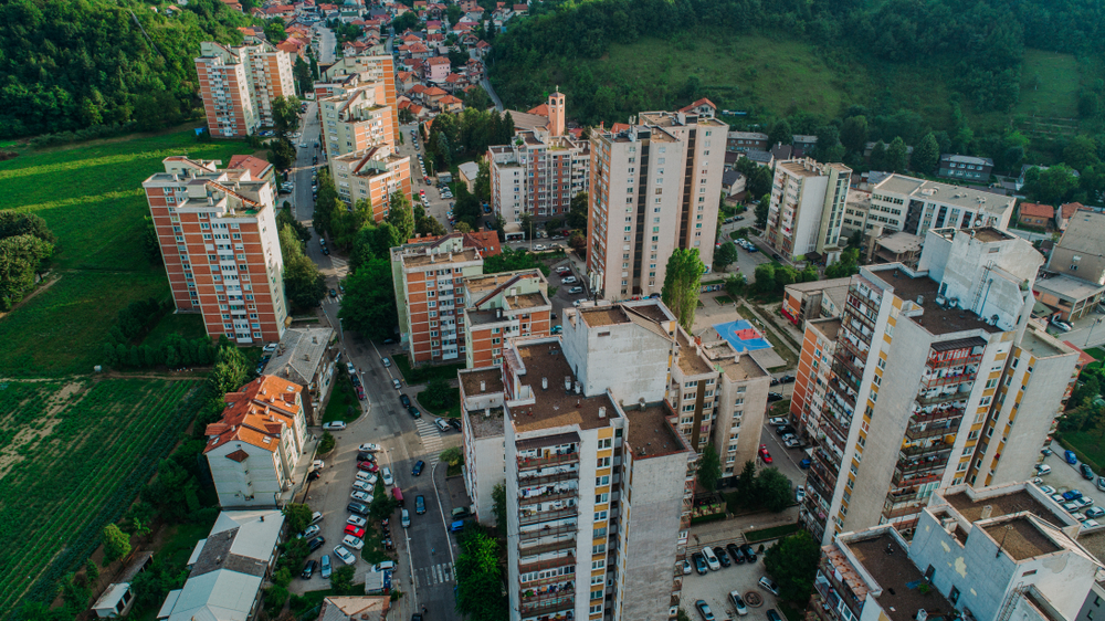 Condomini in una città bosniaca - © Adiss Alic/Shutterstock