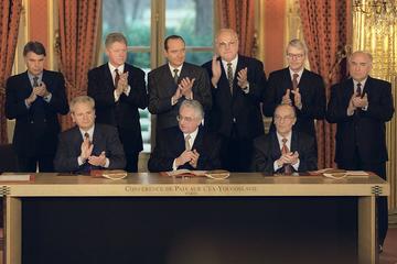 14 Dicembre 1995 - La firma degli Accordi di pace di Dayton a Parigi, alla presenza di Slobodan Milosevic, Alija Izetbegovic, Franjo Tudman, Felipe Gonzalez, Bill Clinton, Jacques Chirac, Helmut Kohl, John Major e Viktor Chernomyrdin (foto NATO CC)
