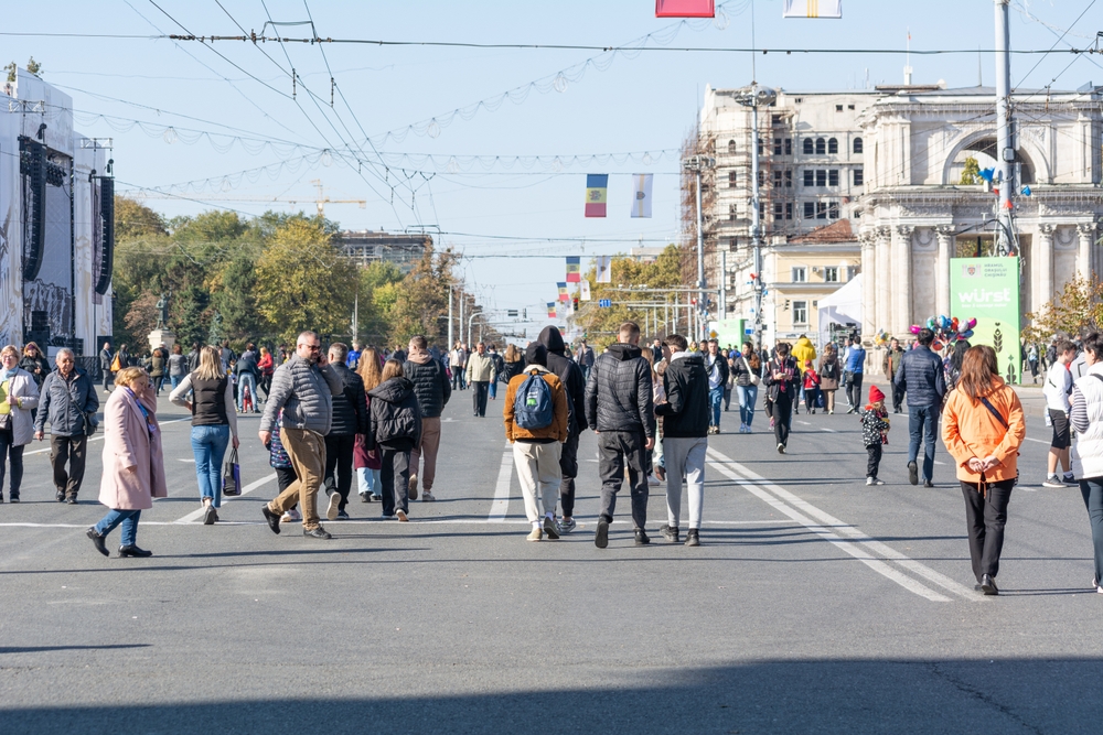 Persone in centro a Chisinau, capitale della Moldavia - © NA.MAT/Shutterstock