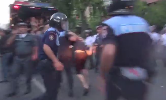 Immagine tratta dal video di Tehmine Yenoqyan Immagine tratta dal video di Tehmine Yenoqyan