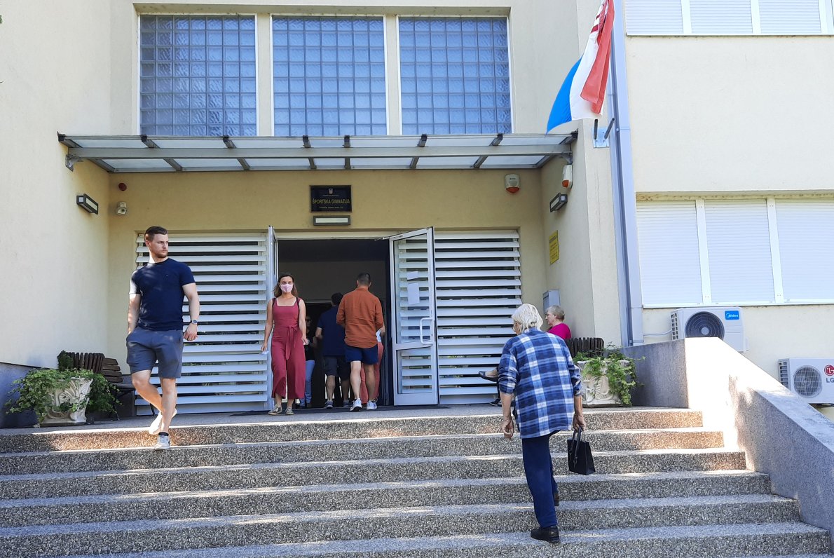Elettori ad un seggio elettorale a Zagabria (foto di Giovanni Vale)
