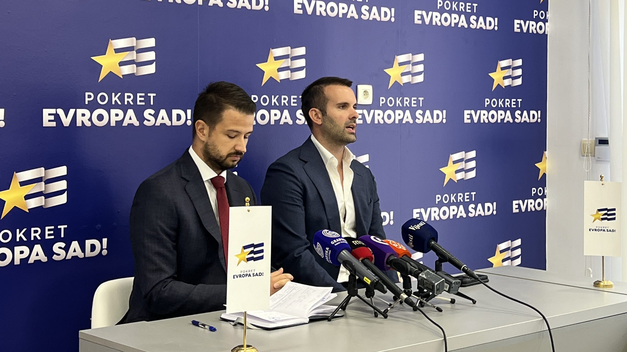 Jakov Milatović e Milojko Spajić durante una conferenza stampa del partito (foto Evropa sad)