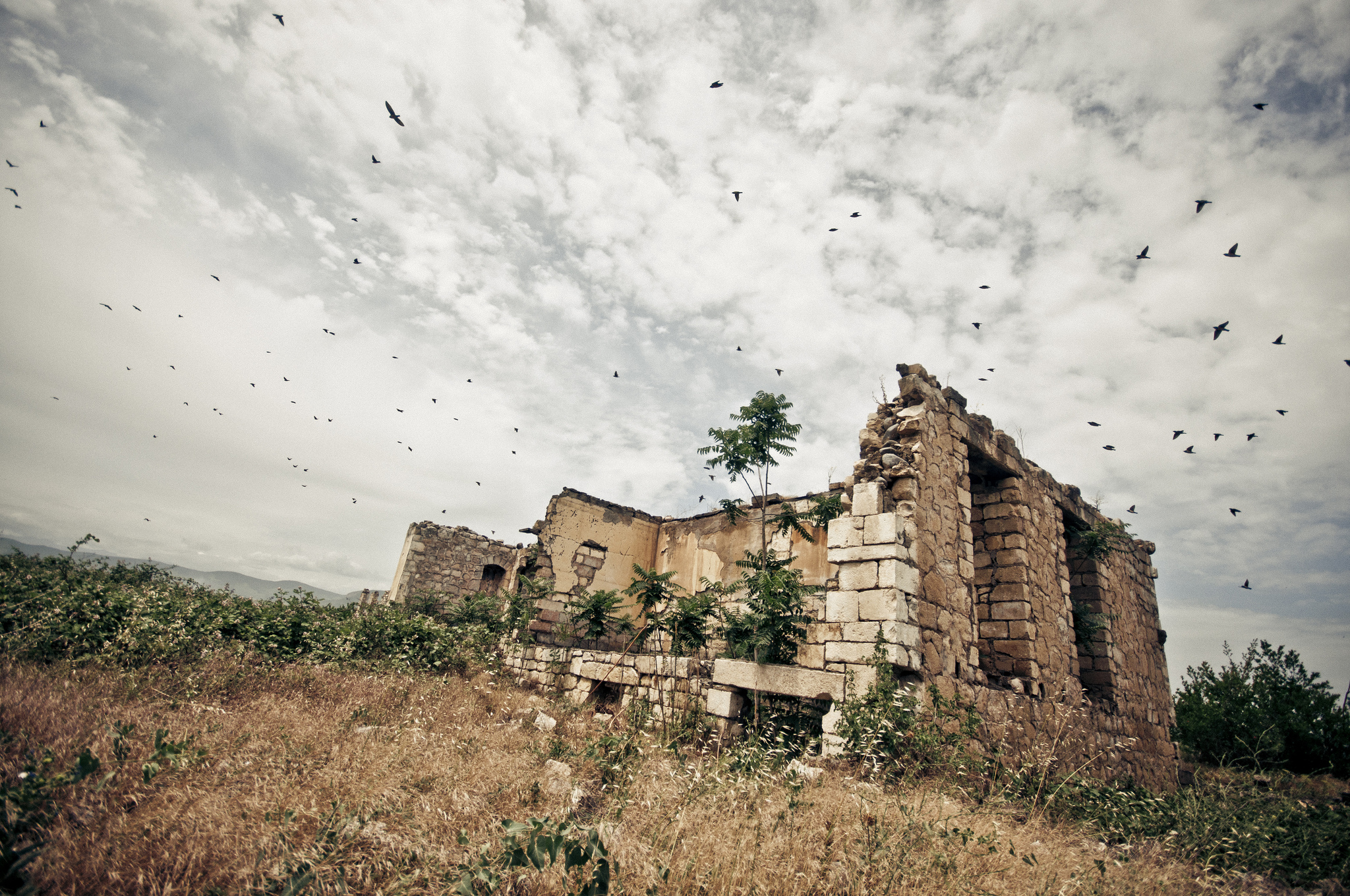 Le rovine di Agdam, a pochi km dalla linea del cessate il fuoco (Foto Marco Fieber, Flickr)